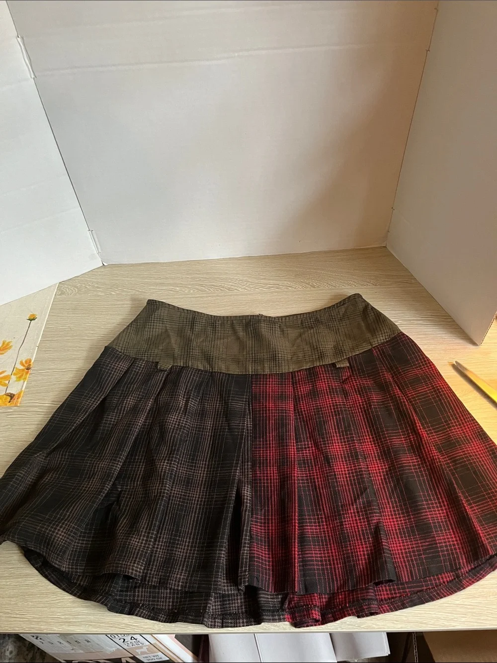 Two-Tone Plaid Pleated Mini Skirt - Red and Black